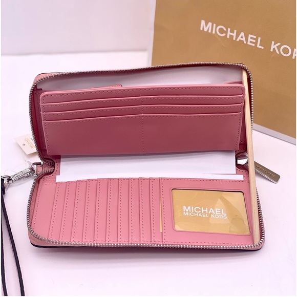 MICHAEL KORS LARGE
TRAVEL CONTINENTAL
WALLET WRISTLET - Picture 5 of 10